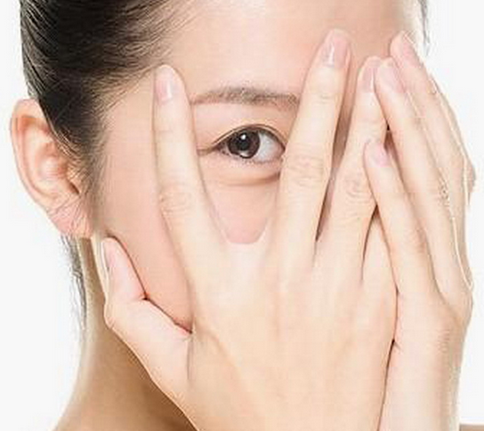 近視手術(shù)PK隱形眼鏡，哪個(gè)更好？
